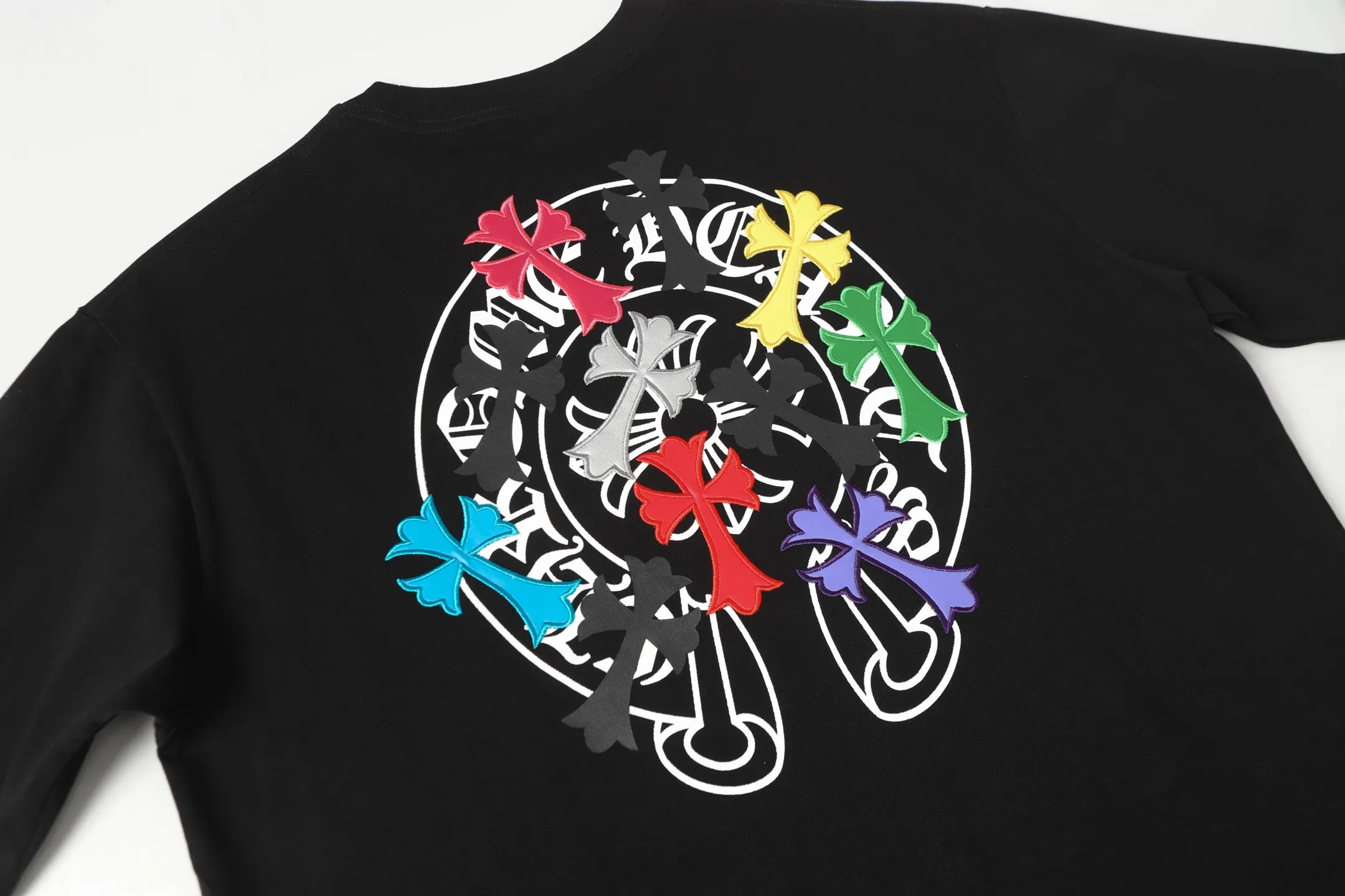 P190 Chrome Hearts CH Chrome Hearts Colorful Cross✝️Applied leather embroidered horseshoe short-sleeved T-shirt. Use imported Tajima machine embroidery. Correct configuration. Black 2025 Chrome Hearts authentic packaging. 280 grams of custom-dyed double yarn cotton. Large version. Loose and stylish. Different from lower versions, slim and long version, upper body and hips. 100% commitment: top quality. Not fast food. Highest version on the market. Top quality - different from ordinary versions on the market. If you care about quality. You must also respect the price. Absolutely zero after-sales service. The return rate so far is 0. It’s hard not to love the style. - 280g custom-dyed double yarn fabric. - Correct high-density main mark, washed tag, hand-sewn.